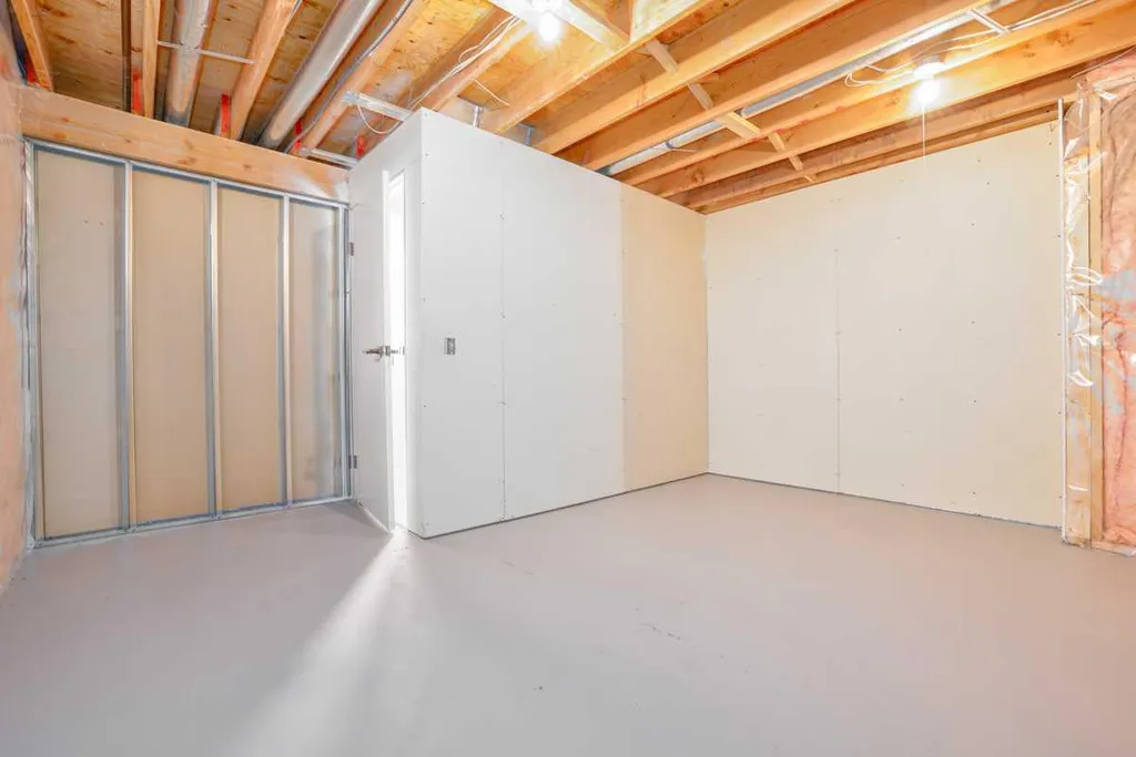 208 Macewan Valley Road NW Calgary AB T3K 3P1
