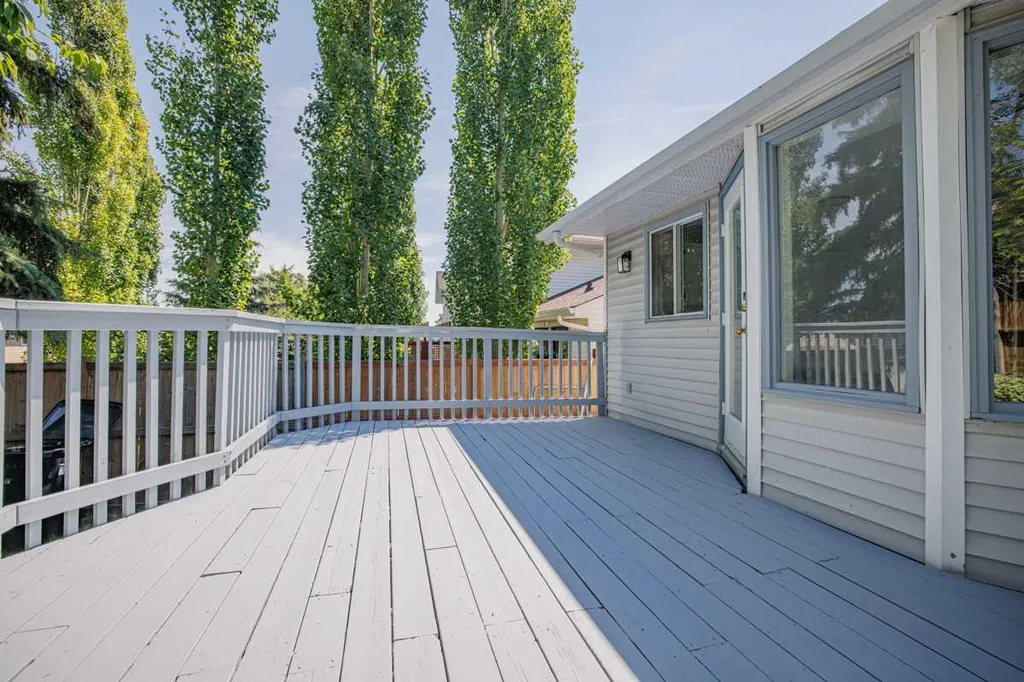 208 Macewan Valley Road NW Calgary AB T3K 3P1