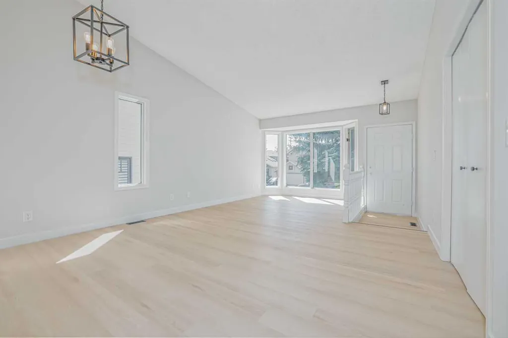 208 Macewan Valley Road NW Calgary AB T3K 3P1