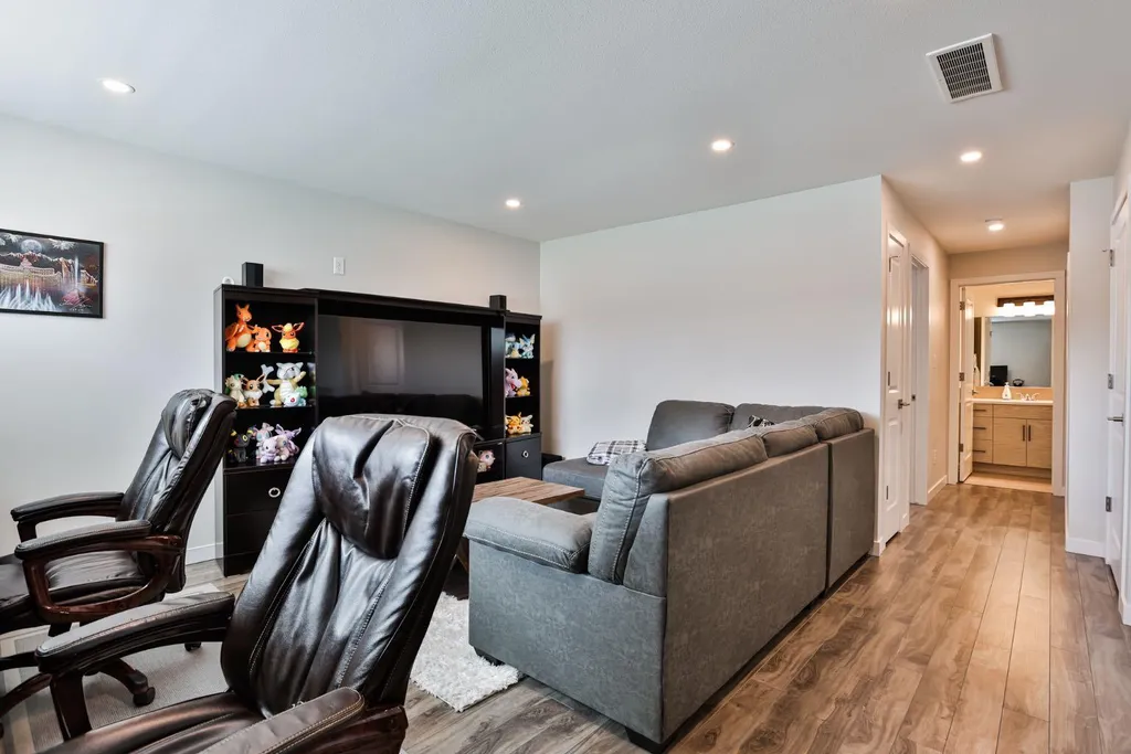 963 40 Avenue N Lethbridge AB T1H7G9