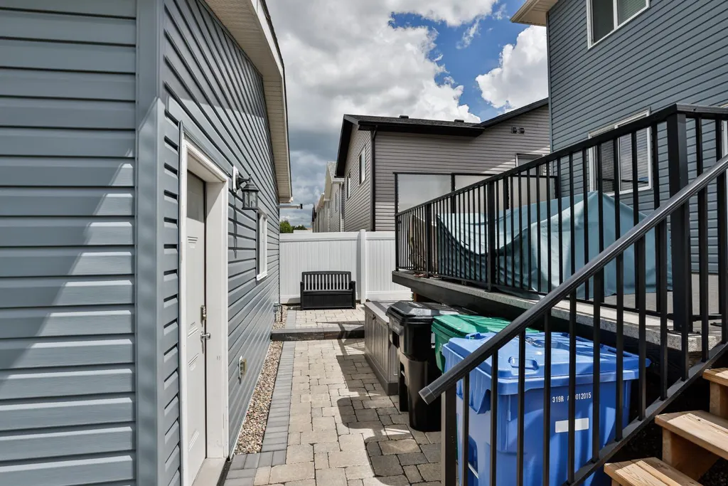 963 40 Avenue N Lethbridge AB T1H7G9