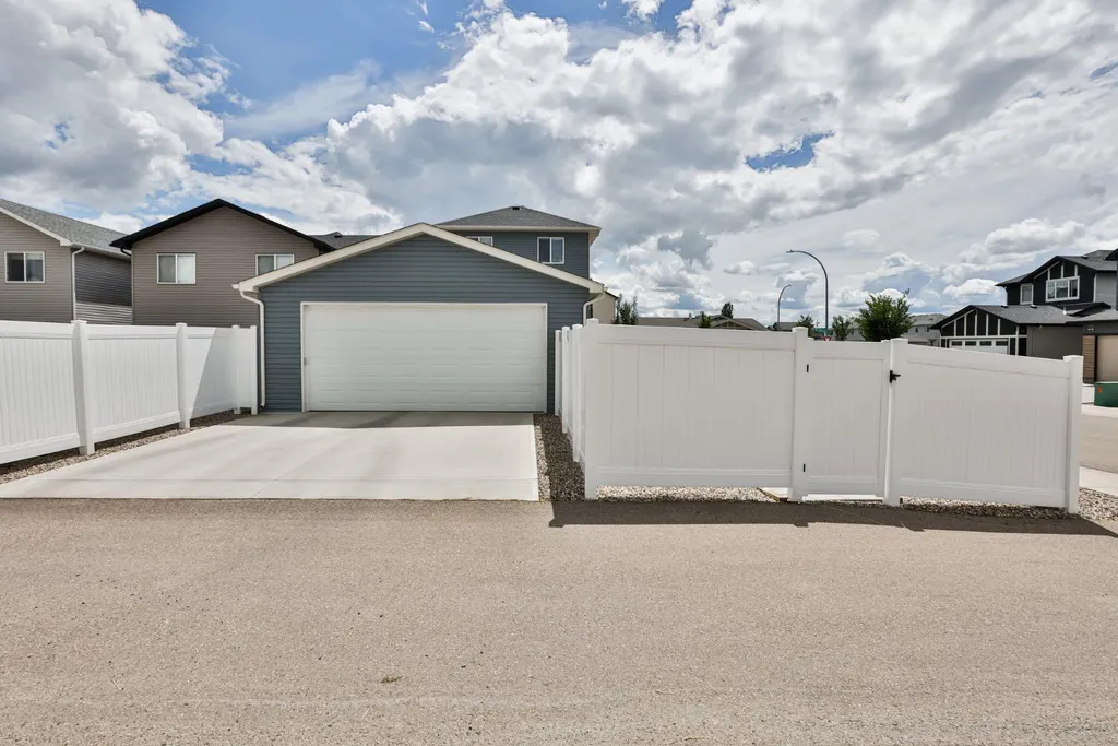963 40 Avenue N Lethbridge AB T1H7G9