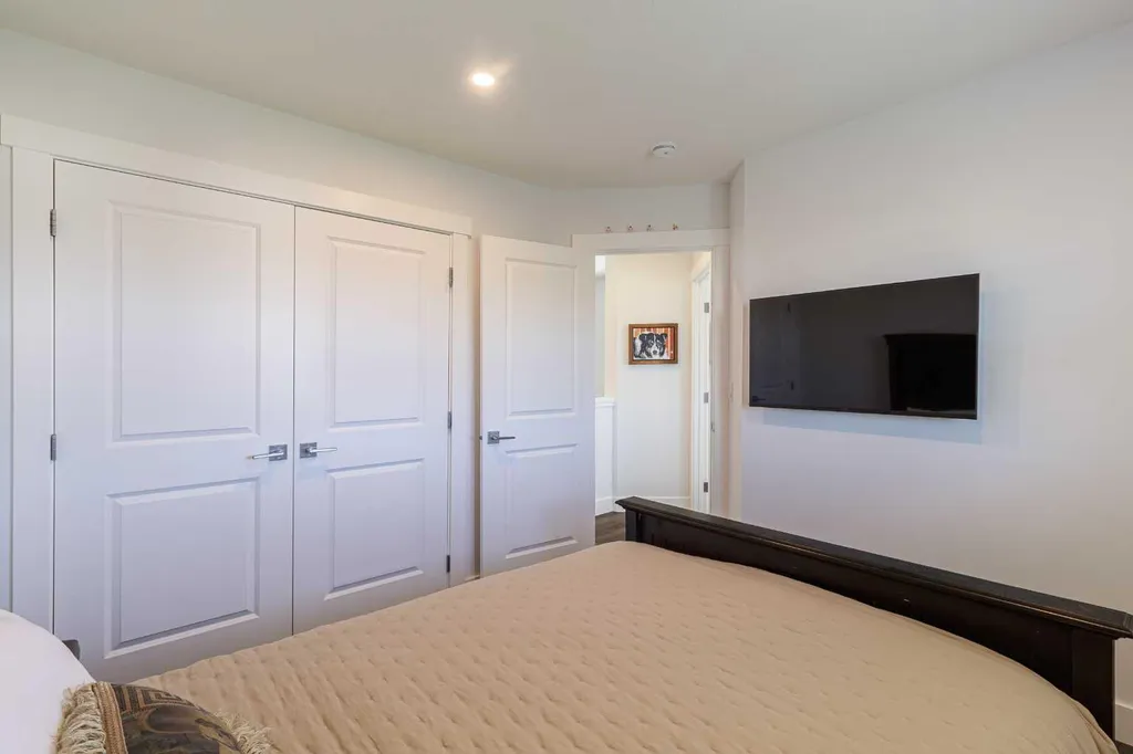 64 Spring Willow Close SW Calgary AB T3E 6E8