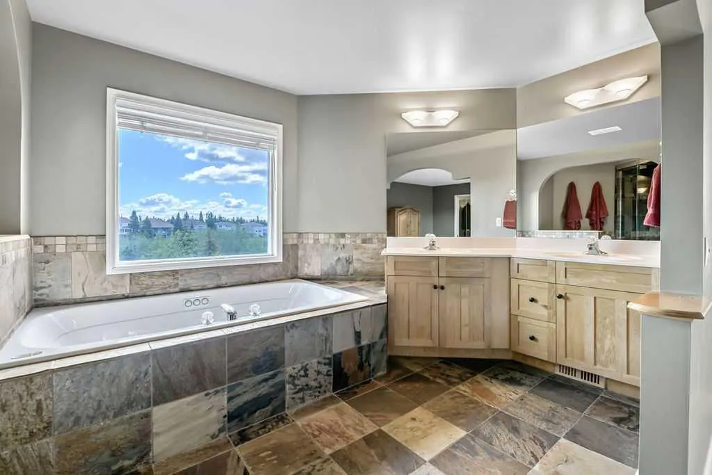 28 Citadel Green NW Calgary AB T3G 4G5