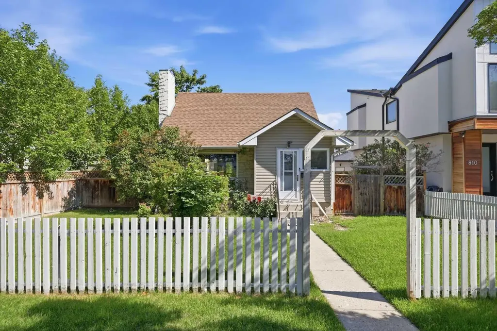 806 Radford Road NE Calgary AB T2E 5G2