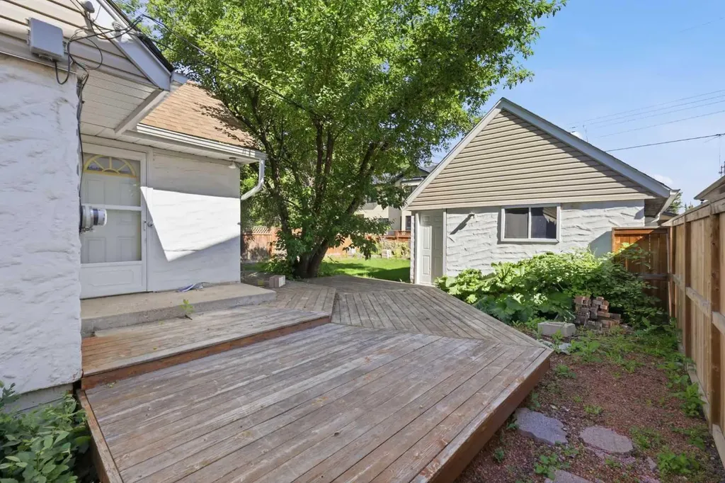 806 Radford Road NE Calgary AB T2E 5G2