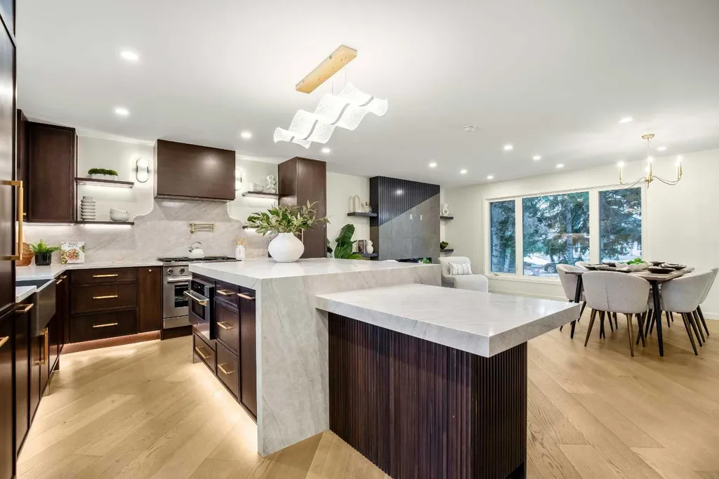 216 Oakridge Place SW Calgary AB T2V 1V2