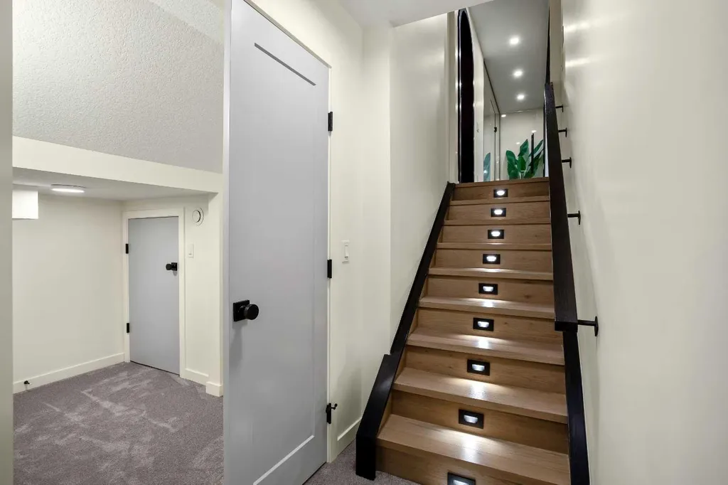 216 Oakridge Place SW Calgary AB T2V 1V2