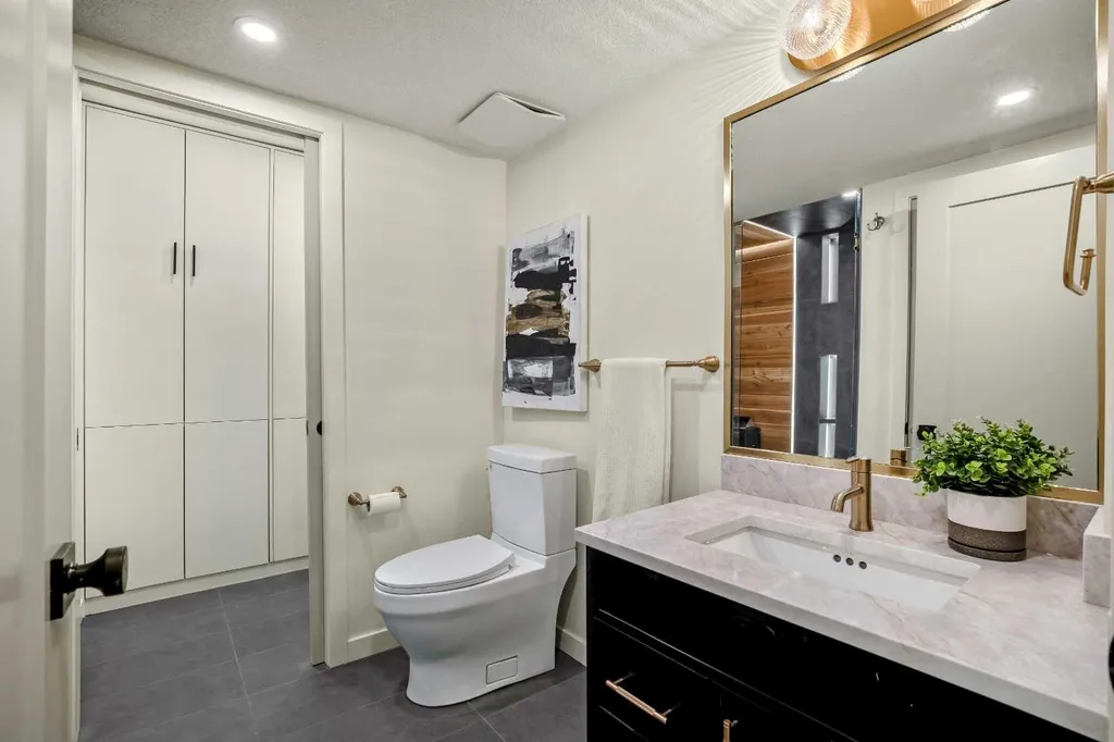 216 Oakridge Place SW Calgary AB T2V 1V2