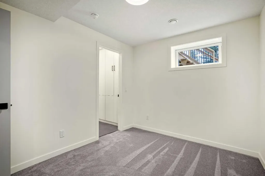 216 Oakridge Place SW Calgary AB T2V 1V2