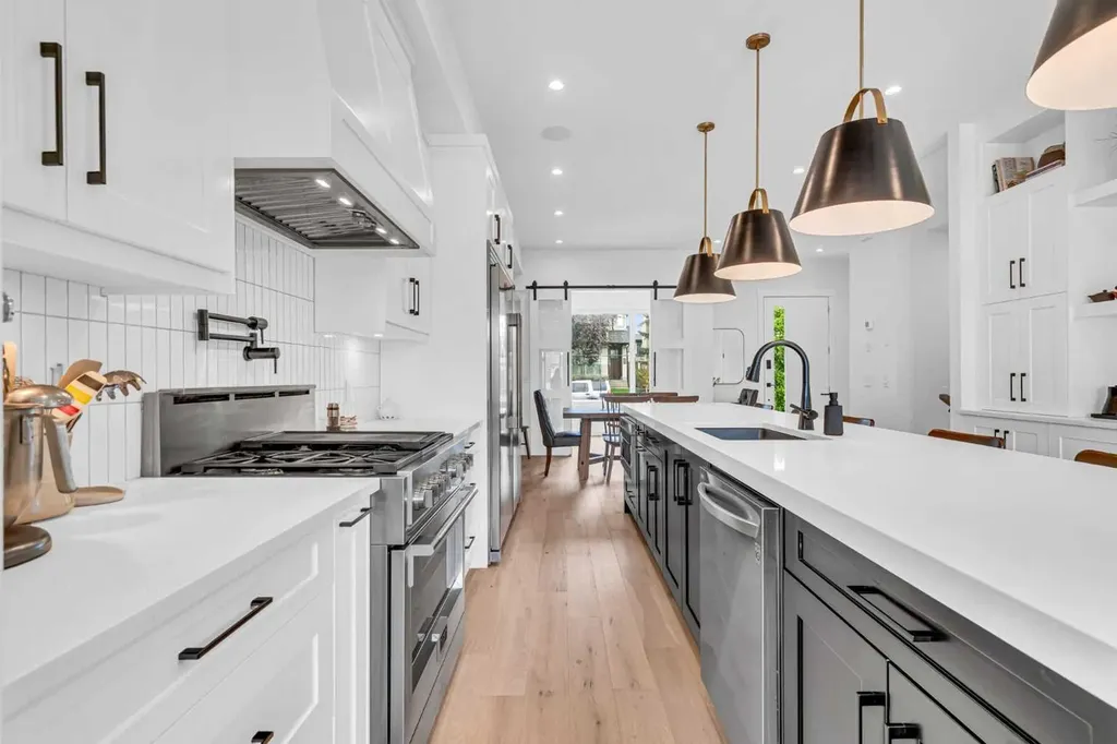 2032 37 Avenue SW Calgary AB T2T 2H5