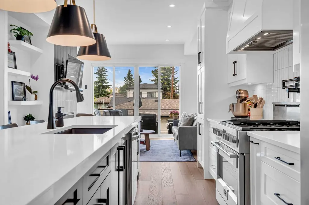 2032 37 Avenue SW Calgary AB T2T 2H5
