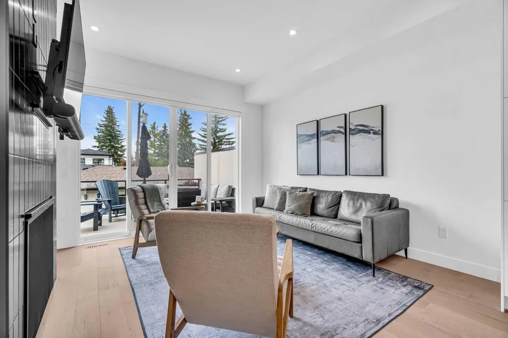 2032 37 Avenue SW Calgary AB T2T 2H5