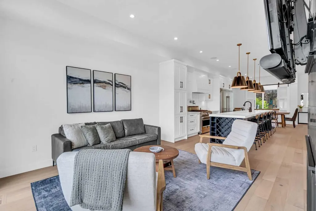 2032 37 Avenue SW Calgary AB T2T 2H5