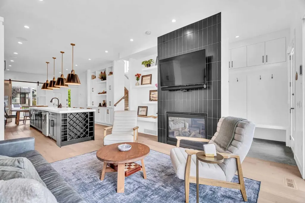 2032 37 Avenue SW Calgary AB T2T 2H5