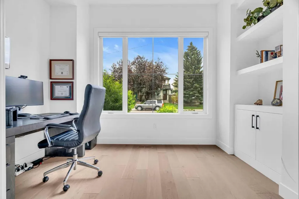 2032 37 Avenue SW Calgary AB T2T 2H5