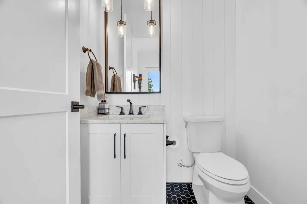 2032 37 Avenue SW Calgary AB T2T 2H5