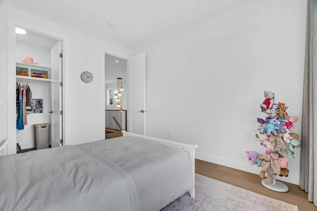 2032 37 Avenue SW Calgary AB T2T 2H5
