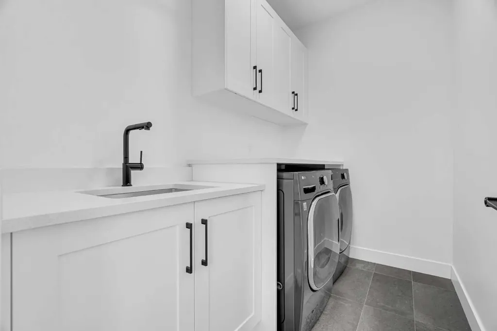 2032 37 Avenue SW Calgary AB T2T 2H5