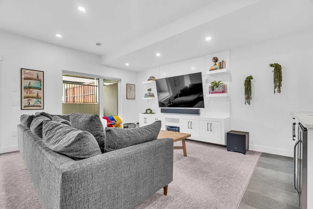 2032 37 Avenue SW Calgary AB T2T 2H5