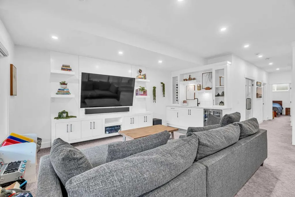 2032 37 Avenue SW Calgary AB T2T 2H5