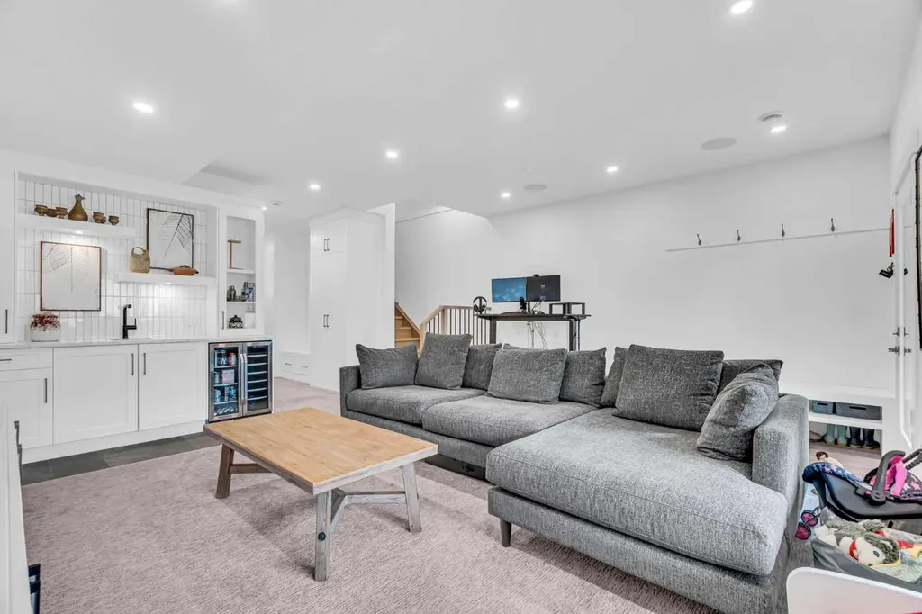 2032 37 Avenue SW Calgary AB T2T 2H5