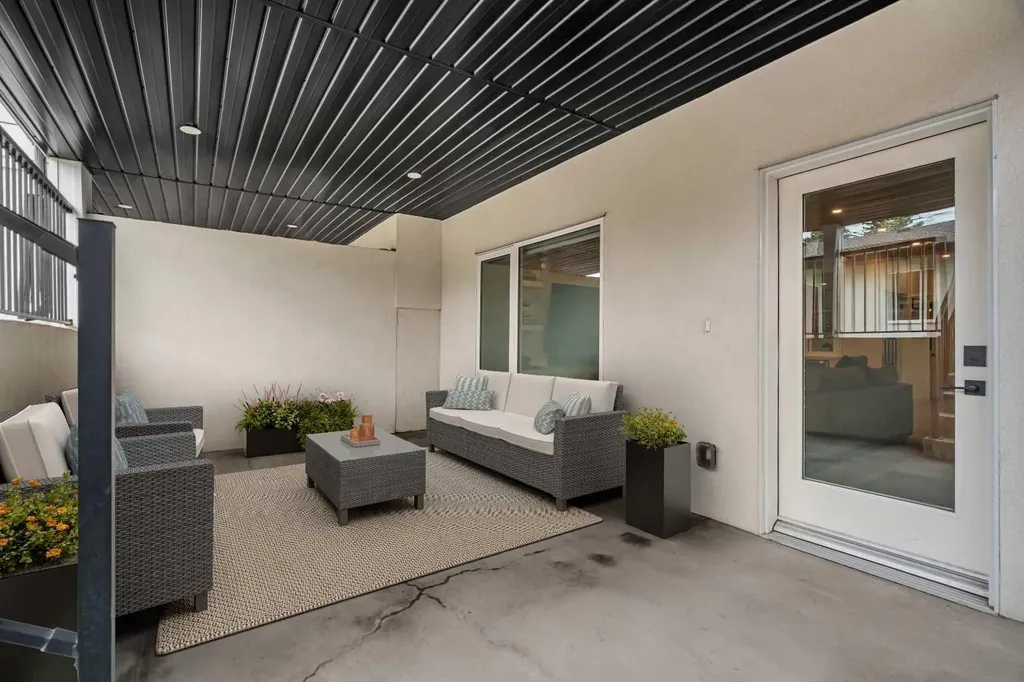 2032 37 Avenue SW Calgary AB T2T 2H5