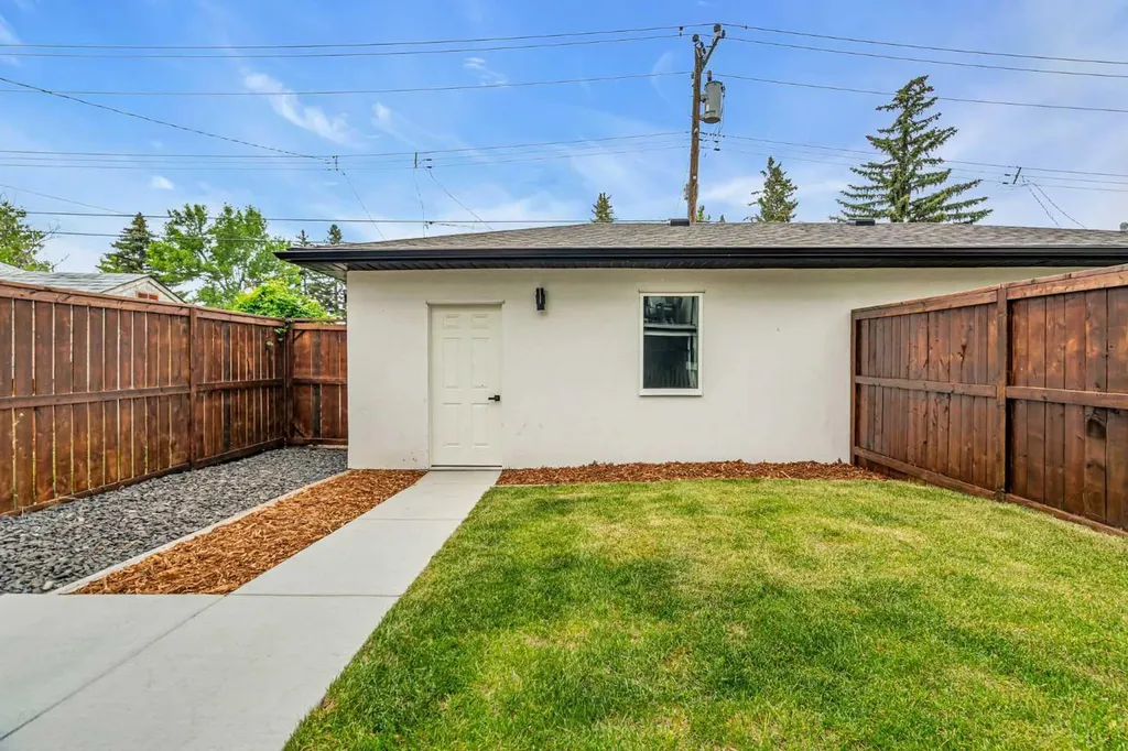 2032 37 Avenue SW Calgary AB T2T 2H5