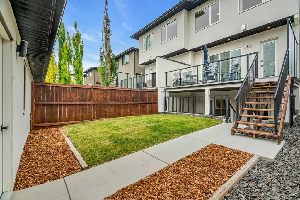 2032 37 Avenue SW Calgary AB T2T 2H5