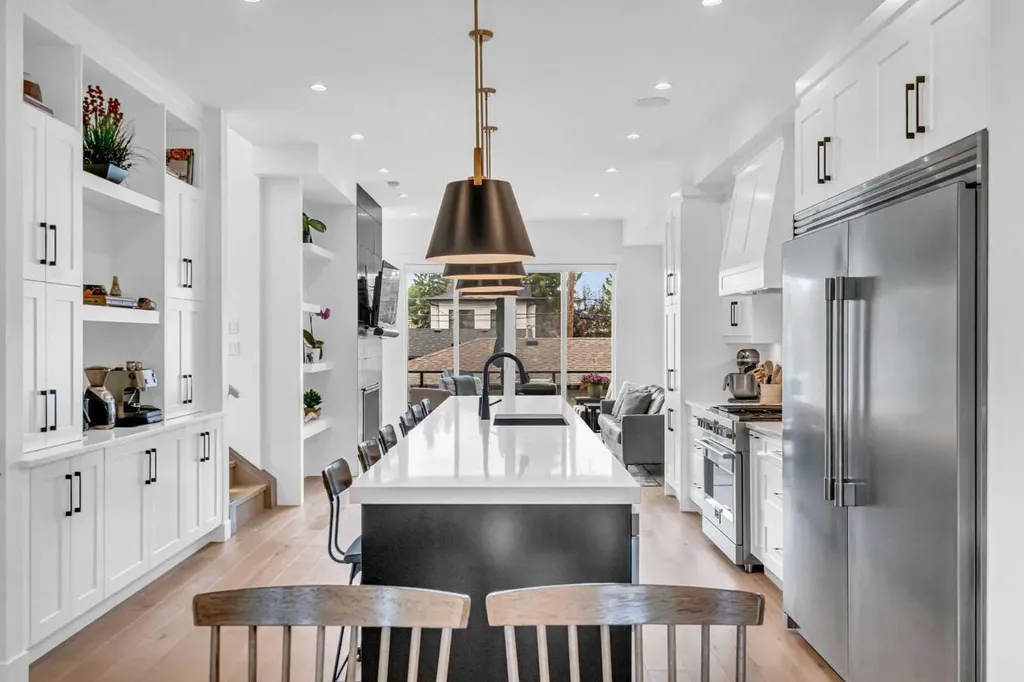 2032 37 Avenue SW Calgary AB T2T 2H5