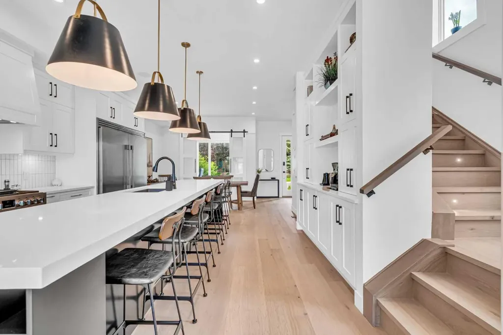 2032 37 Avenue SW Calgary AB T2T 2H5