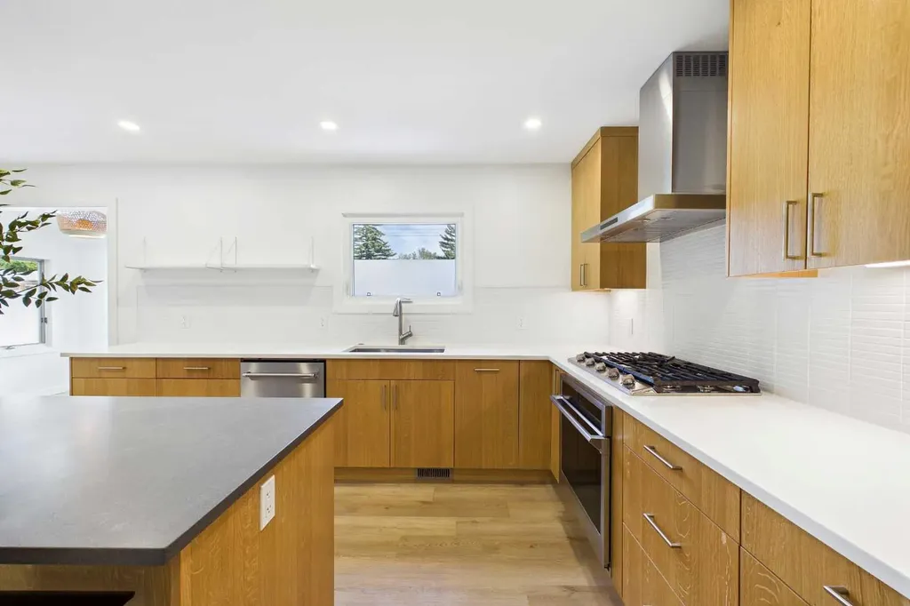 416 Thornhill Place NW Calgary AB T2K 2S5