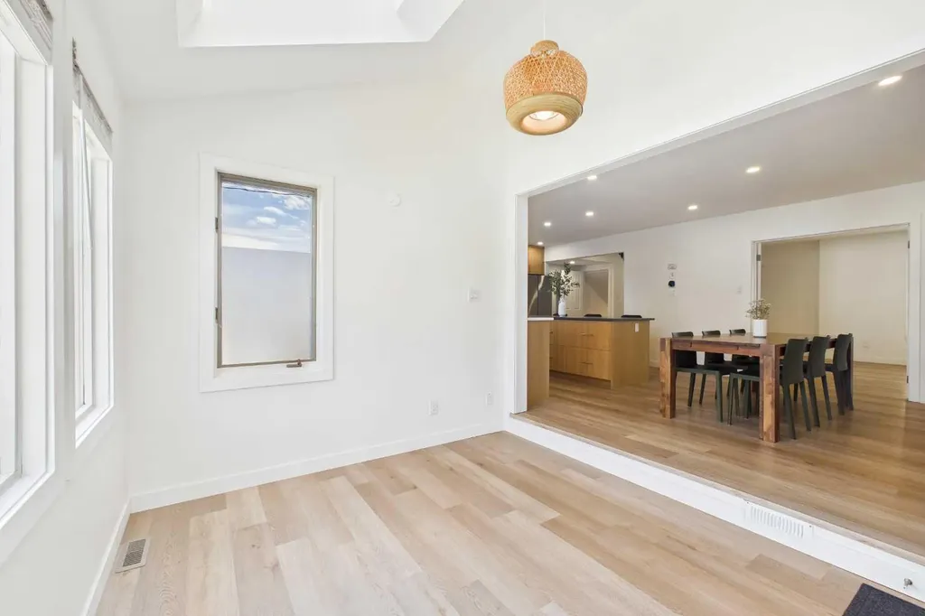 416 Thornhill Place NW Calgary AB T2K 2S5