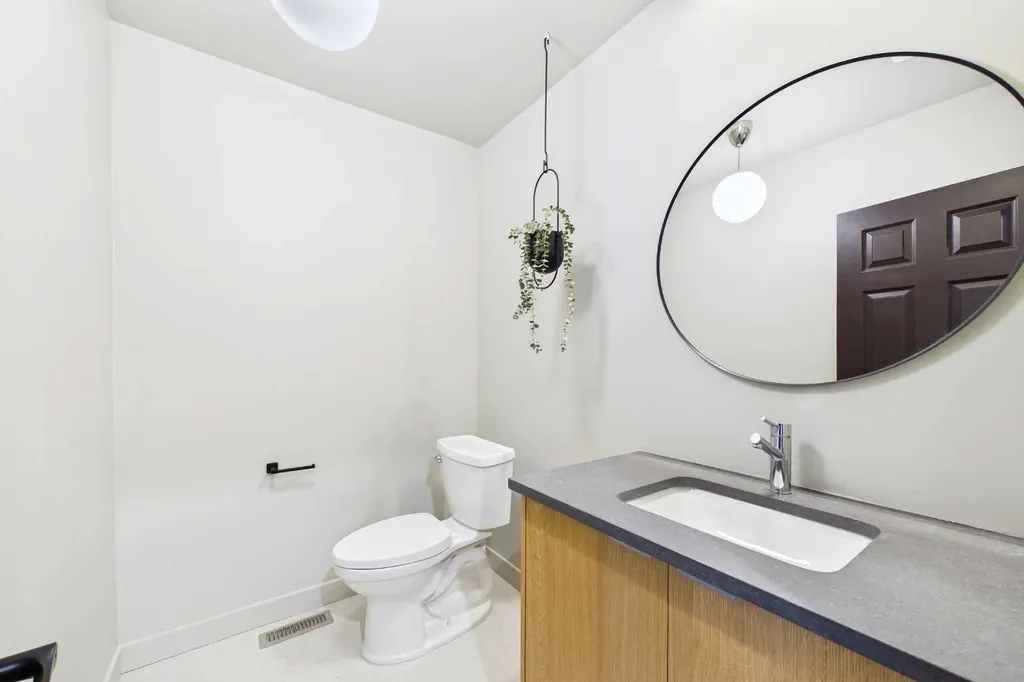 416 Thornhill Place NW Calgary AB T2K 2S5