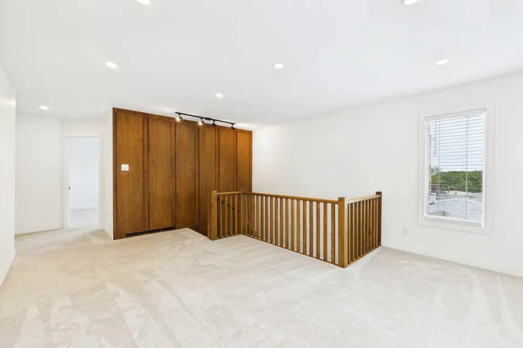 416 Thornhill Place NW Calgary AB T2K 2S5