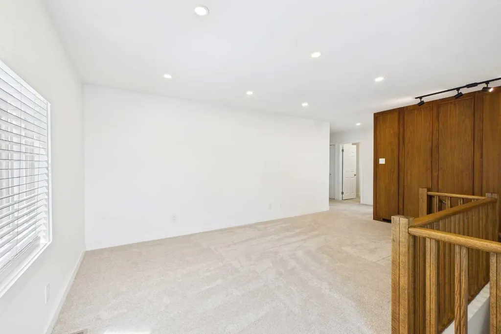 416 Thornhill Place NW Calgary AB T2K 2S5
