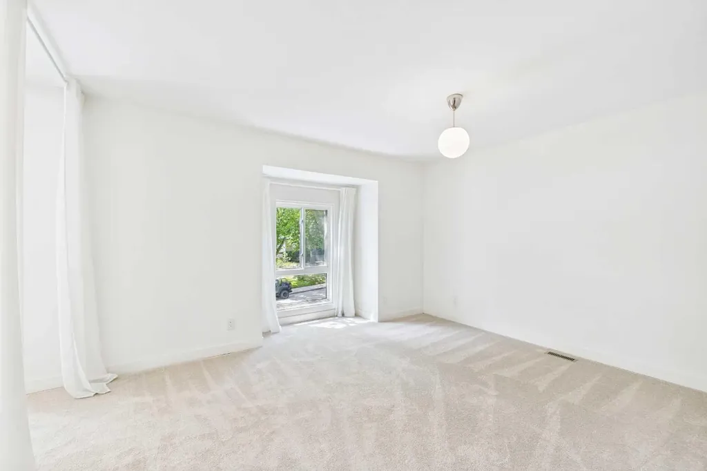 416 Thornhill Place NW Calgary AB T2K 2S5