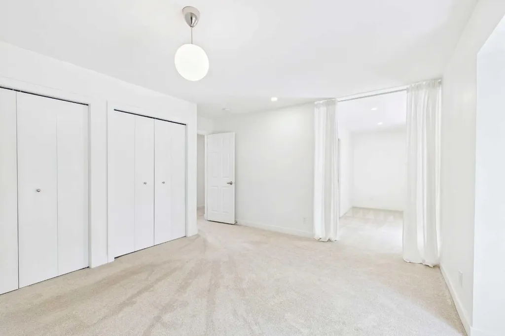 416 Thornhill Place NW Calgary AB T2K 2S5