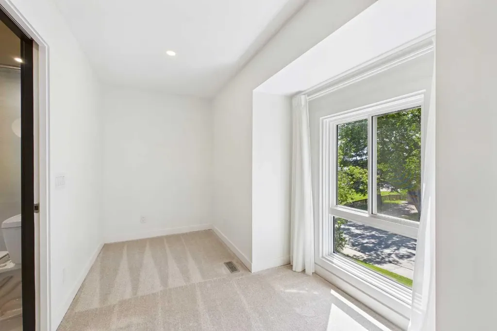 416 Thornhill Place NW Calgary AB T2K 2S5