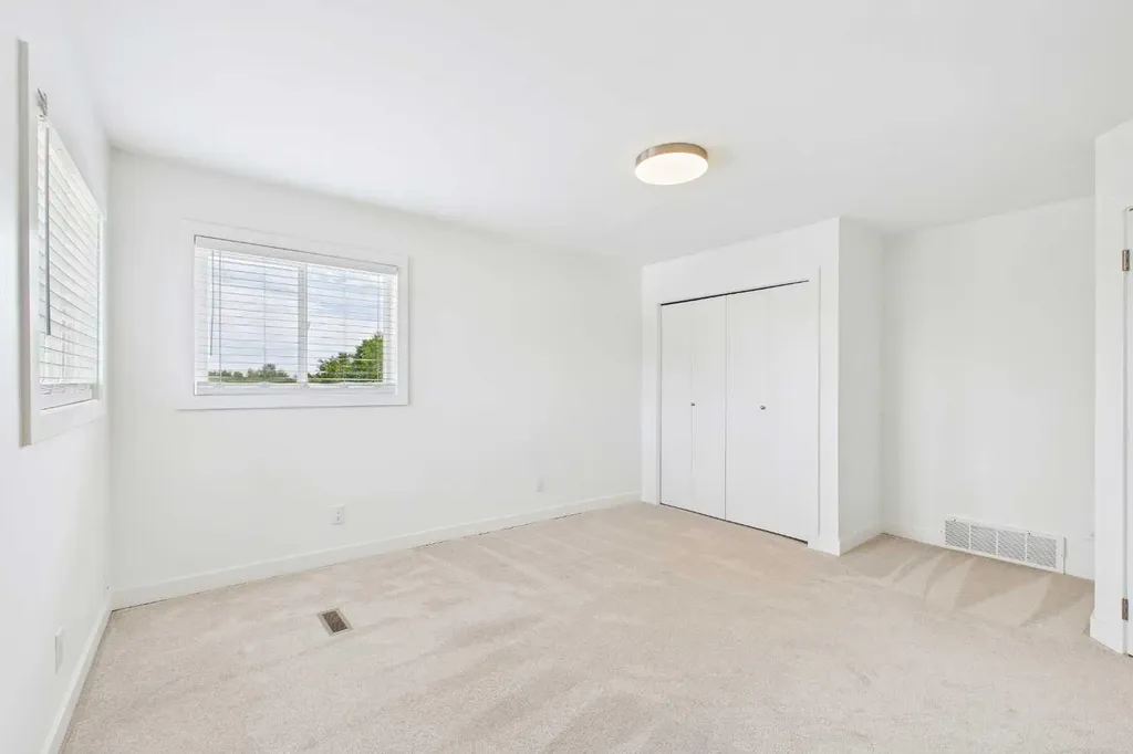 416 Thornhill Place NW Calgary AB T2K 2S5