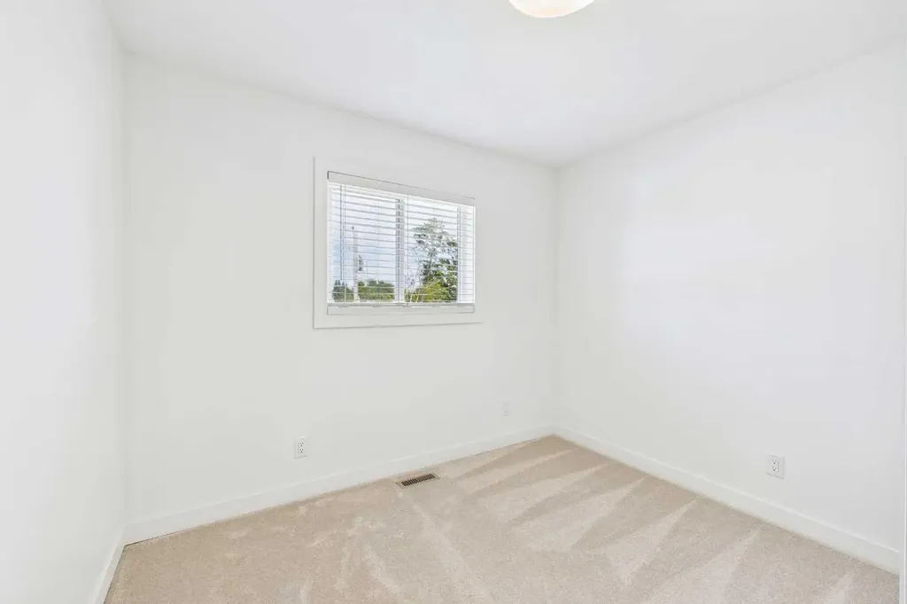 416 Thornhill Place NW Calgary AB T2K 2S5