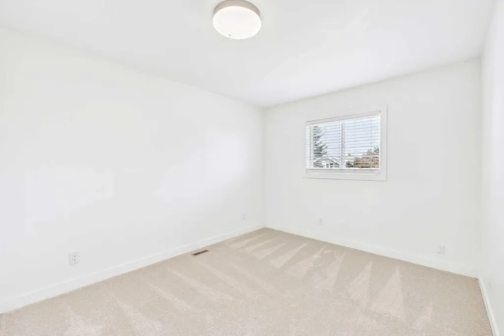 416 Thornhill Place NW Calgary AB T2K 2S5