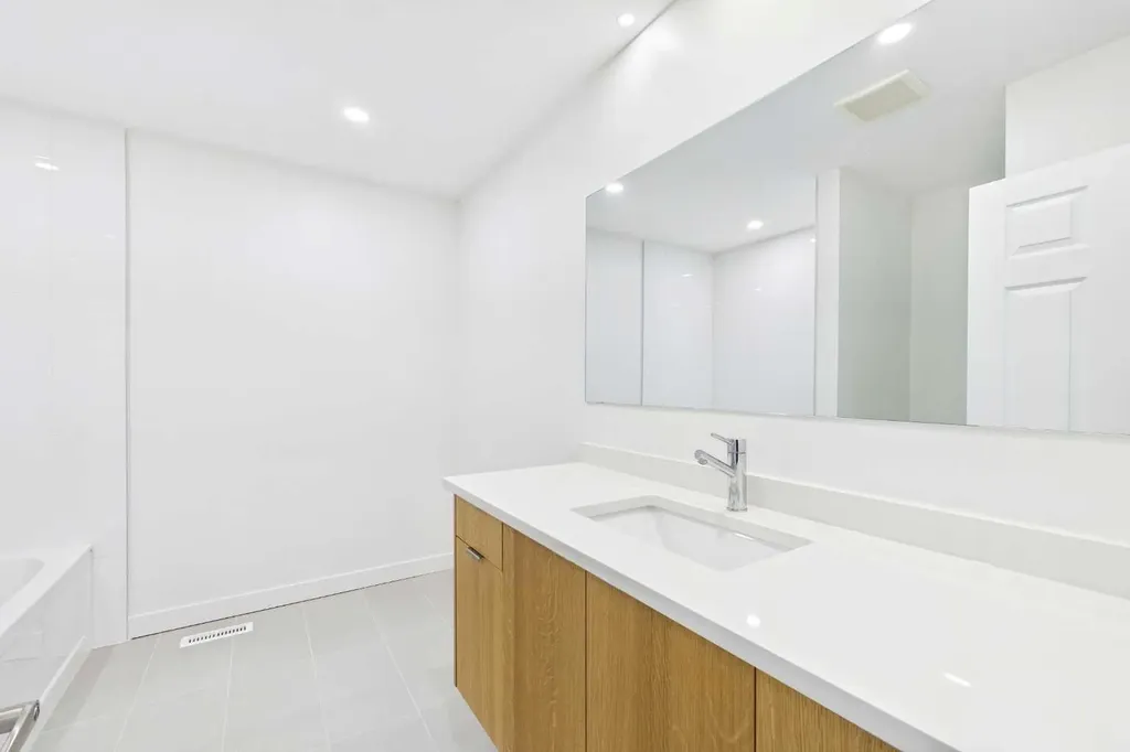 416 Thornhill Place NW Calgary AB T2K 2S5