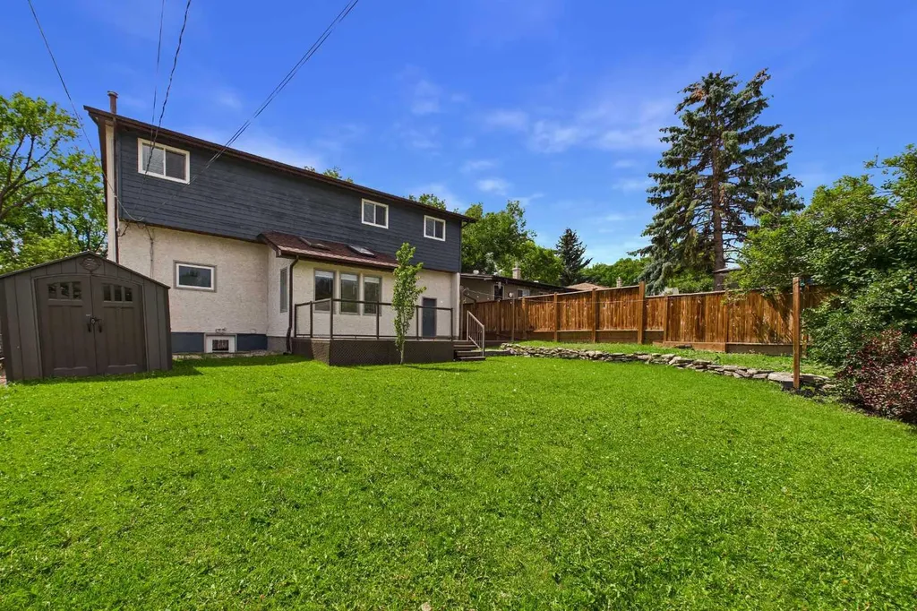 416 Thornhill Place NW Calgary AB T2K 2S5