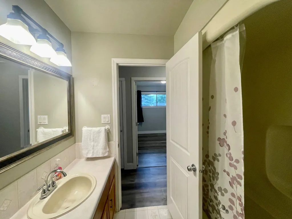 5301 15 Avenue Edson AB T7E 1H2