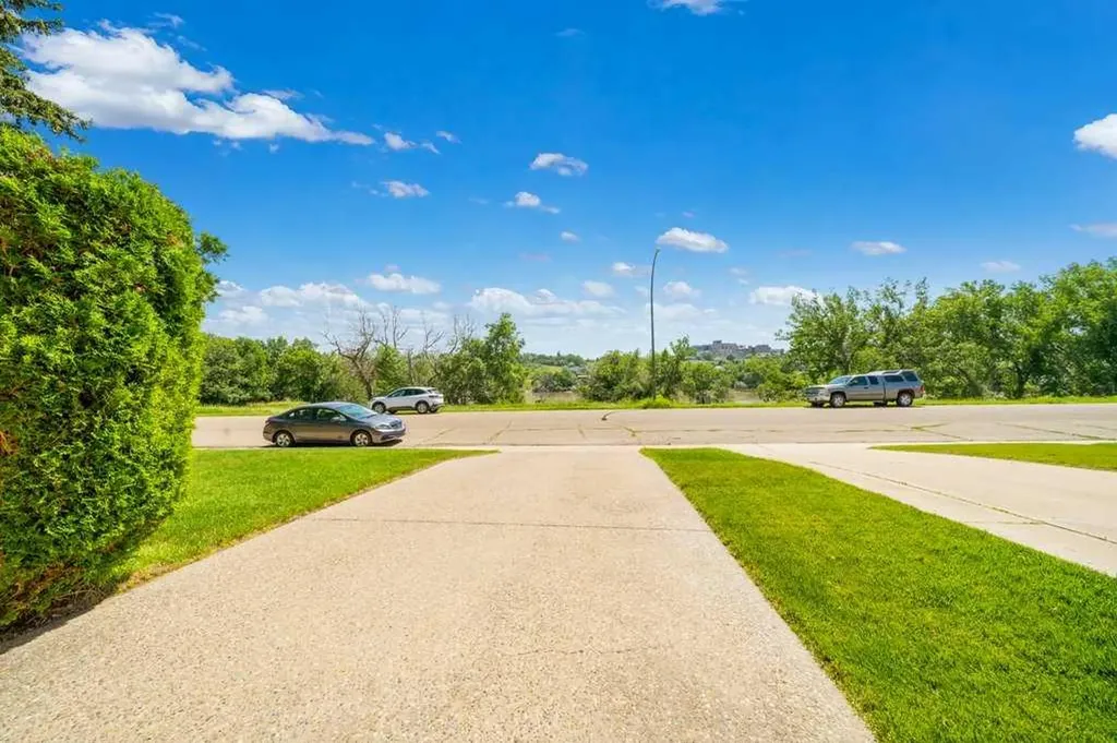 510 1 Street NW Medicine Hat AB T1A 6H8