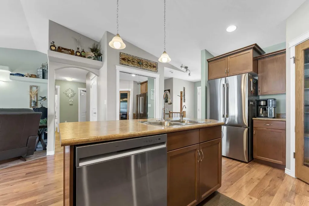 402 Jesmond Place SW Redcliff AB T0J 2P2
