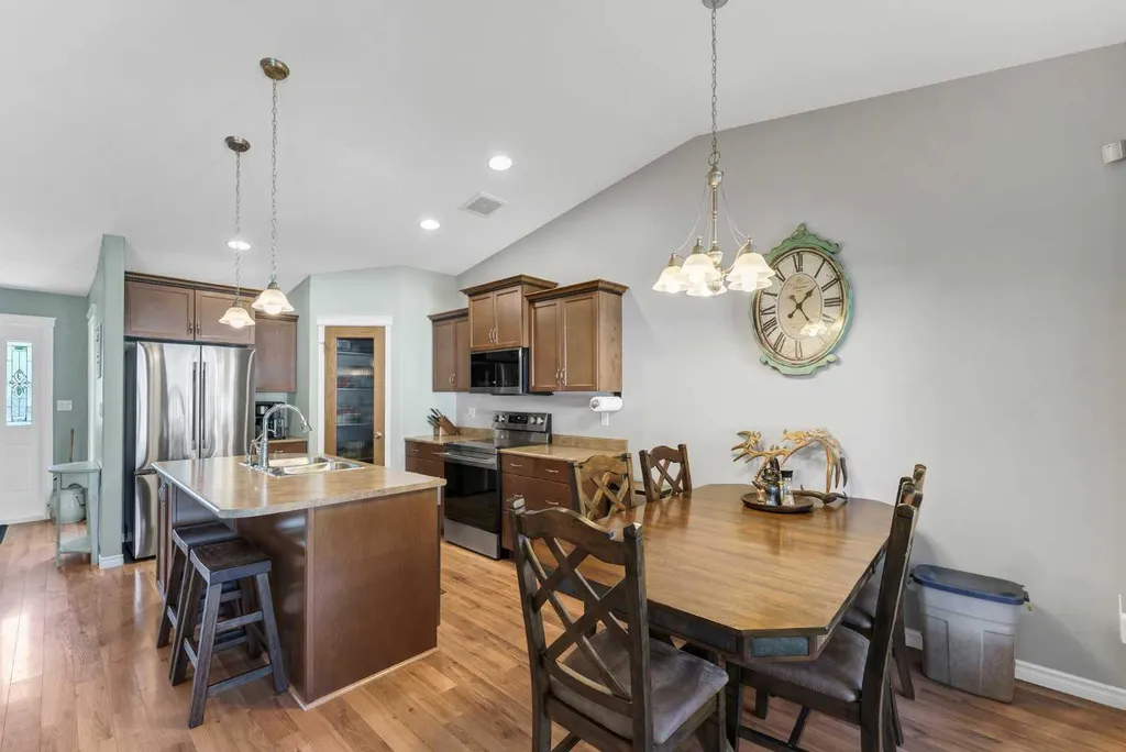 402 Jesmond Place SW Redcliff AB T0J 2P2