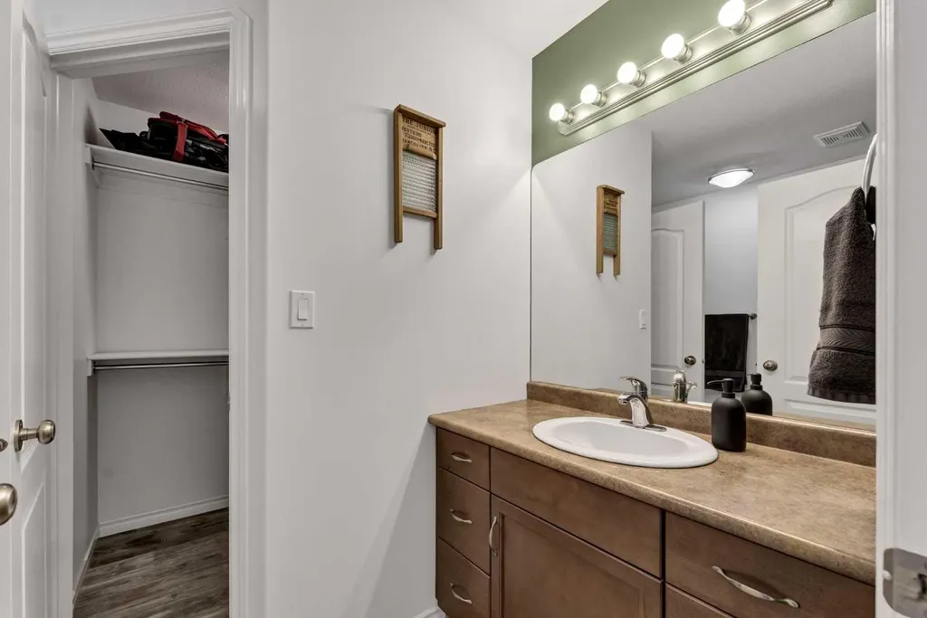 402 Jesmond Place SW Redcliff AB T0J 2P2