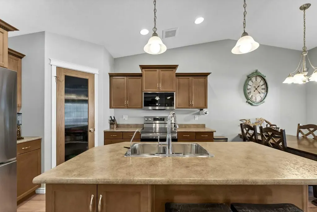 402 Jesmond Place SW Redcliff AB T0J 2P2